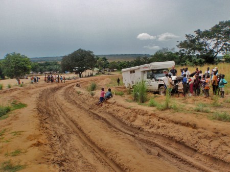 CONGO BRAZZAVILLE 4. (DISTRITO DE LA CUVETTE, CERCA DE AKELE) ... CON FRECUENCIA TENEMOS QUE SALIRNOS DE LA PISTA PORQUE NOS QUEDAMOS ATASCADOS AL TOCAR LOS BAJOS DEL COCHE CON EL SUELO...