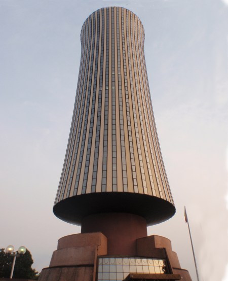 CONGO BRAZZAVILLE 40. (BRAZAVILLE CIUDAD) LA TORRE NABEMBA ES UN EDIFICIO DE 106 METROS DE ALTURA, ES EL MAS GRANDE DEL PAIS, FUE CONSTRUIDO POR EL ARQUITECTO FRANCES JEAN MARIE LEGRAND