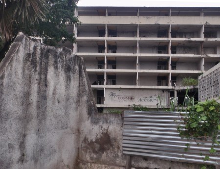CONGO BRAZZAVILLE 42. (BRAZAVILLE CIUDAD) NOS HAN DICHO QUE A SI QUEDO EL HOTEL COSMOS DE LA CADENA FRANCESA ACCOR DESPUES DE LA GUERRA CIVIL QUE DURO DE JUNIO DE 1997 HASTA DICIEMBRE DEL 1999