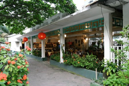 CONGO BRAZZAVILLE 44. (BRAZAVILLE CIUDAD) EL RESTAURANTE DEL HOTEL HIPOCAMPO DIRIGIDO POR UN FRANCES, PROPONE UN SITIO DONDE ACAMPAR EN SUS JARDINES, Y TIENE SIEMPRE MUY BUENA INFOMACION SOBRE LAS SITUCION DE LAS FRONTERAS DEL CONGO KINSASA Y ANGOLA