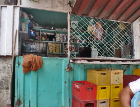 CONGO BRAZZAVILLE 47. (BRAZAVILLE CIUDAD) EN ESTA PEQUEÑAS TIENDAS ENCUENTRAS CASI DE TODO Y COSAS INSOPECHADAS AUNQUE NO LO PAREZCA, POR EJEMPLO ME HAN PROPUESTO UN VIOLIN CASI NUEVO Y UN MEDIDOR DE TENSION ATERIAL