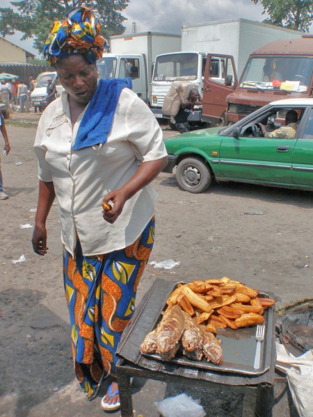 CONGO BRAZZAVILLE 48. (BRAZAVILLE CIUDAD) FAST FOOD A LA CONGOLESA...