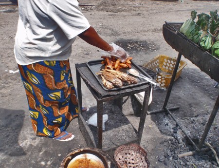 CONGO BRAZZAVILLE 49. (BRAZAVILLE CIUDAD) ... MENU TILAPIAS DEL RIO Y PLATANOS ASADOS...