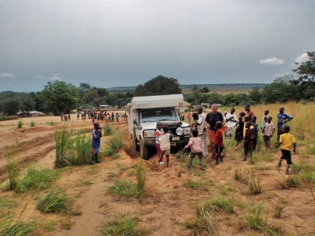 CONGO BRAZZAVILLE 5. (DISTRITO DE LA CUVETTE, CERCA DE AKELE) ... AUNQUE NO ES SIEMPRE LA SOLUCCION OPTIMA ...