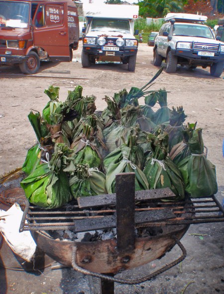 CONGO BRAZZAVILLE 50. (BRAZAVILLE CIUDAD) ... CON EL CHIKOUANG, UN PLATO TIPICO DE LA COCINA CONGOLEÑA QUE CONSISTE EN UNA PASTA A BASE DE MAÑIOCA SERVIDO EN UNA HOJA JOVEN DEL PLATANERO