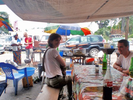 CONGO BRAZZAVILLE 52. (BRAZAVILLE CIUDAD) EN UN CHITRIGUITO CALLEJERO CON DANI Y...