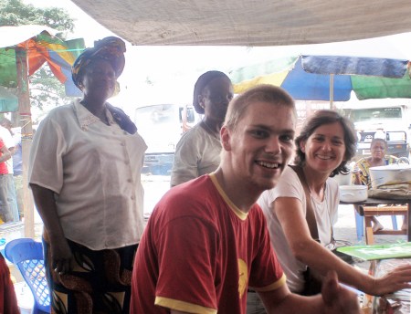 CONGO BRAZZAVILLE 53. (BRAZAVILLE CIUDAD) ... SIMON DOS JOVENES SUIZOS MUY SIMPATICOS QUE HEMOS CONOCIDO EN EL CONGO Y QUE VAN TAMBIEN EN CAMINO A SURAFRICA EN UN VIEJO LAND ROVER