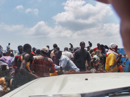 CONGO BRAZZAVILLE 55. (BRAZAVILLE, EN BARCO HACIA KINSASA) EL EMBARQUE HACIA LA REPUBLICA DEMOCRATICO DEL CONGO ES UN VERDADERO CAOS