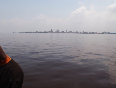CONGO BRAZZAVILLE 58. (BRAZAVILLE, EN BARCO HACIA KINSASA) LA DISTANCIA A KINSASA ES DE TAN SOLO 4 KM. PERO DURA CASI UNA HORA