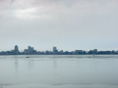 CONGO BRAZZAVILLE 59. (BRAZAVILLE, EN BARCO HACIA KINSASA) VISTA DEL PUERTO