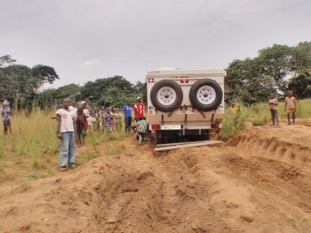 CONGO BRAZZAVILLE 6. (DISTRITO DE LA CUVETTE, CERCA DE AKELE) ... LO QUE SI CONSEGUIMOS ES DIVERTIR A LOS NIÑOS ...