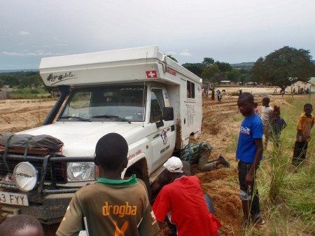 CONGO BRAZZAVILLE 7. (DISTRITO DE LA CUVETTE, CERCA DE AKELE) ... Y CREAR UN ESPECTACULO NO DESEADO