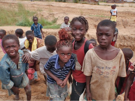 CONGO BRAZZAVILLE 9. (DISTRITO DE LA CUVETTE, CERCA DE EDZOUGA) ... COMO SIEMPRE LLENOS DE CRIOS MUY SIMPATICOS