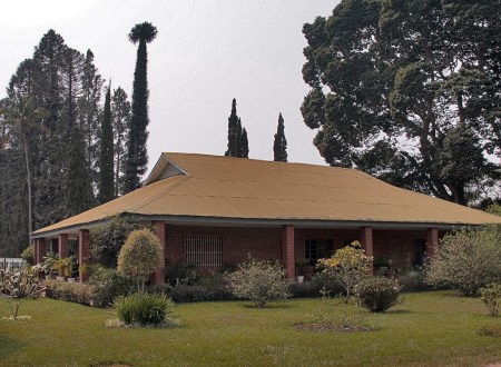 CONGO KINSASA 10. (KISANTU) LA ENTARADA DEL JARDIN BOTANICO TIENE DE 225 HECTAREAS, SE ENCUENTRA ENTRE EL RÍIO INKISI Y EL KISANTU