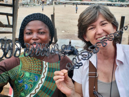 CONGO KINSASA 14. (KISANTU) EN RESTAURANTES CALLEJEROS, PUEDES DESGUSTAR SEGUN LOS LOCALES LAS DELICIOSAS SERPIENTES AHUMADAS