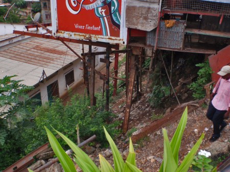 CONGO KINSASA 31. (MATADI) SIGNIFICA PIEDRA EN LENGUA KIKONGO, LA CIUDAD ESTA CONSTRUIDA SOBRE MULTIPLES COLINAS LOS LOCALES DICEN QUE PARA VIVIR EN MATADI TIENE QUE GUSTARTE MUCHO SUBIR , BAJAR Y SUDAR