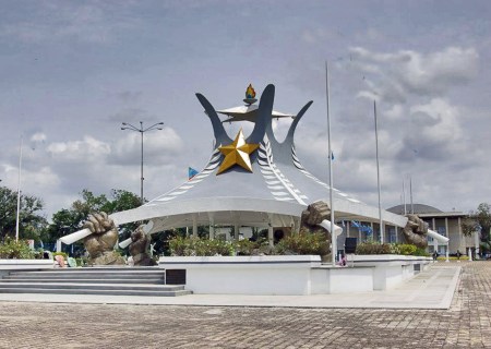 CONGO KINSASA 4. (KINSASA CIUDAD) LAURENT-DESIRE KABILA (1939-2001) ERA UN POLITICO Y GUERRILLERO MARXISTAL, FUE EL PRESIDENTE DEL PAIS DE 1997 A 2001, MURIO ASESINADO