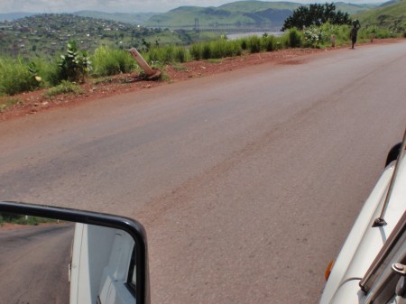 CONGO KINSASA 41. (RIVERA DERECHA RIO CONGO) HACIA EL PUENTE COLGANTE, SE COMENZADO A CONSTRUIR EN 1979 Y TERMINADO 1987