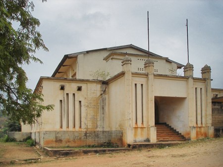 CONGO KINSASA 48. (BOMA) FUE LA CAPITAL DEL CONGO BELGA DE 1886 - 1926, ANTIGUO SALON DE ACTOS DEL INSTITUTO DE BOMA MUNGU
