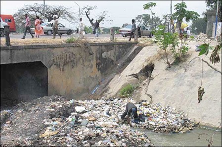CONGO KINSASA 8 . (KINSASA CIUDAD) COMO CASI TODAS LAS GRANDES CIUDADES AFRICANAS ESTA LLENA DE CONTRASTES