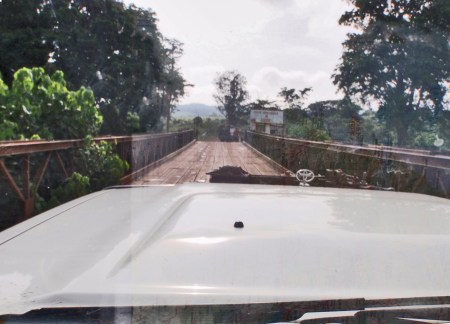 ANGOLA 1. (POR LAS PROVINCIAS DE ZAIRE Y BENGO) PUENTE SOBRE EL RIO EN LUFU O LUVO HACE FRONTERA CON EL CONGO