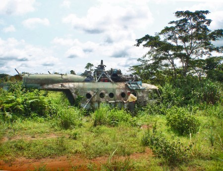 ANGOLA 12. (POR LAS PROVINCIAS DE ZAIRE Y BENGO) ... ESTE POPULAR HELICOPTERO EN CASI TODAS LAS GUERRA AFRICAS, HA SIDO CONSTRUIDO A MAS 12.000 EJEMPLARES