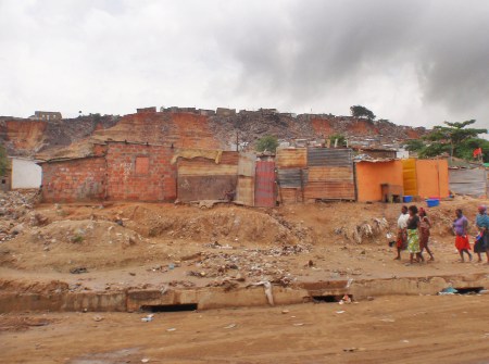 ANGOLA 18. (LUANDA) EN EL DISTRITO DE CACUACO, LAS MUSSEQUES SON ESPECIES DE FAVELAS...