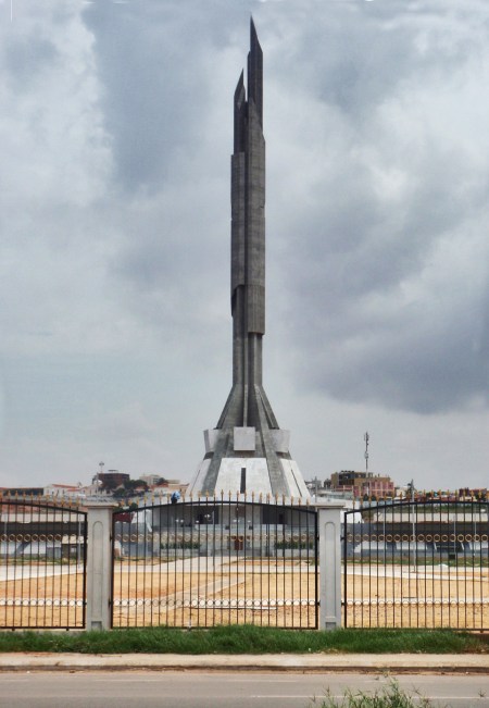 ANGOLA 27. (LUANDA) MONUMENTO A AGOSTINHO NIETO EL PRIMER PRESIDENTE DE ANGOLA