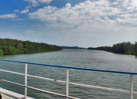 ANGOLA 29. (EN DIRECCION A SUMBE) EL RIO KWANZA ES EL MAS GRANDE SOLO ANGOLES, NACE CENTRO DEL PAIS Y DESEMBOCA EN EL OCEANO ATLANTICO, AL SUR DE LUANDA, SU LONGITUD TOTAL ES 965 KM.