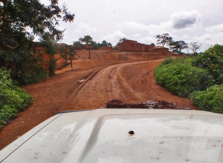 ANGOLA 3. (POR LAS PROVINCIAS DE ZAIRE Y BENGO) LLEGANDO AL POBLADO NKOKO LUVO