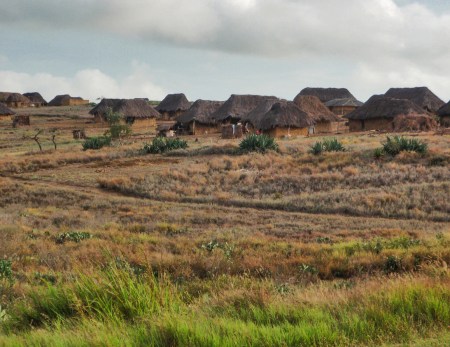 ANGOLA 30. (EN DIRECCION A SUMBE) POBLADOS TIPICOS DE LA REGION INTERIOR PROXIMA A PUERTO AMBOIM 1