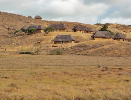 ANGOLA 31. (EN DIRECCION A SUMBE) POBLADOS TIPICOS DE LA REGION INTERIOR PROXIMA A PUERTO AMBOIM 2