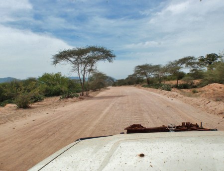 ANGOLA 37. (HACIA LA FRONTERA CON NAMIBA) ENCONTRAMOS PISTAS MUCHA "TOILE ONDULE"