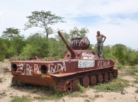 ANGOLA 38. (HACIA LA FRONTERA CON NAMIBA) LOS VESTIGIOS DE LA GUERRA ESTA ONMNIPRESENTES, RESTOS UN BMP-1 QUE ERA UN TRASPORTE DE TROPAS BLINDADO DE FABRICACION RUSA