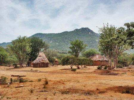 ANGOLA 39. (HACIA LA FRONTERA CON NAMIBA) POR LA REGION DE KANJALA