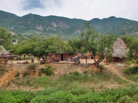 ANGOLA 41. (HACIA LA FRONTERA CON NAMIBA) POBLADOS DEL SUR 2