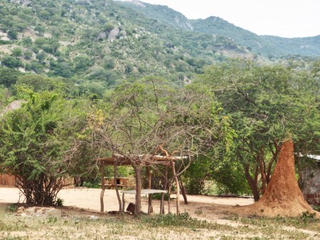 ANGOLA 42. (HACIA LA FRONTERA CON NAMIBA) POBLADOS DEL SUR 3