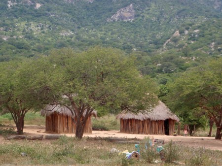 ANGOLA 43. (HACIA LA FRONTERA CON NAMIBA) POBLADOS DEL SUR 4