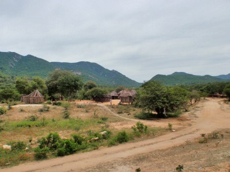 ANGOLA 44. (HACIA LA FRONTERA CON NAMIBA) POBLADOS DEL SUR 5