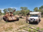 ANGOLA 45. (HACIA LA FRONTERA CON NAMIBA) CON NAMIBA) CERCA DE MONGUA ENCONTRAMOS LOS RESTOS UN BLINDADO RUSO T-62, EN DONDE LOS TANQUES SE QUEDAN PETRA SIGUE ADELANTE