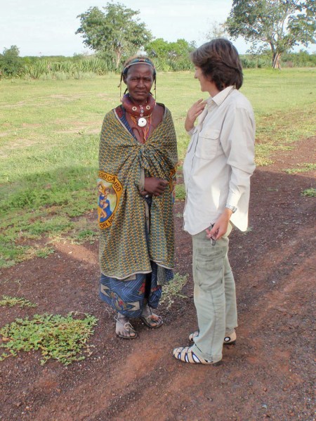 ANGOLA 47. (HACIA LA FRONTERA CON NAMIBA) ... LAS MUJERES SON FAMOSOS POR SUS COLLARES Y PEINADOS, HECHOS A BASE TIERRA, LATEX Y MIMBRE QUE CONSERVAN TODA LA VIDA