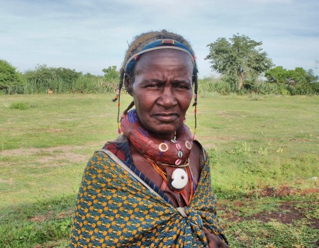 ANGOLA 48. (HACIA LA FRONTERA CON NAMIBA) SE DEDICAN A LA AGRICULTURA Y A LA DE CRIA DE GANADO, COMEN GACHAS DE AVENA, MAIZ, POLLO, LECHE, Y MUCHA MIEL PORQUE SON EXCELENTES APICUTORES, COMEN CARNE SOLO EN GRANDES OCASIONES