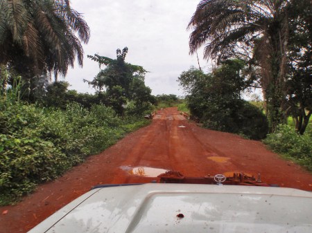 ANGOLA 5. (POR LAS PROVINCIAS DE ZAIRE Y BENGO) PASAMOS MUCHOS PEQUEÑOS RIOS