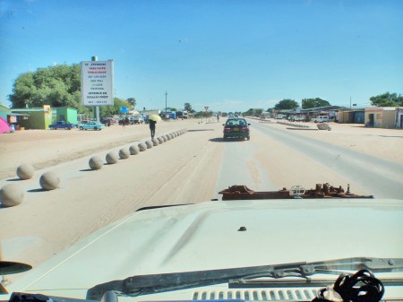 ANGOLA 54. (HACIA LA FRONTERA CON NAMIBA) SANTA CLARA SITUADA EN LA PROVINCIA DE CUNENE, ES LA CIUDAD FRONTERIZA CON NAMIBIA POR LA POBLACION OSHIKANGO