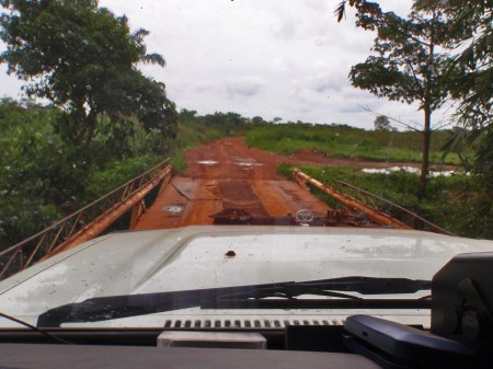 ANGOLA 6. (POR LAS PROVINCIAS DE ZAIRE Y BENGO) LOS PUENTES SON METALICOS PARECEN SOLIDOS